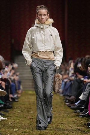 لمسة من الألفينات تعود إلى المنصة